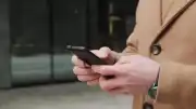Taliban'dan Kamu Kurumları ve Okullara Akıllı Telefon Yasağı
