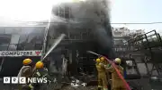 Hindistan'ın Lucknow Şehrinde Yangın: 15 Kişi Hayatını Kaybetti