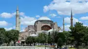 İstanbul'da Ayasofya'da İncil okuduğu iddia edilen 2 Rus vatandaşı gözaltına alındı
