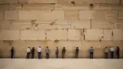 İsrail Yetkilileri ve Binlerce Yahudi Yerleşimci Burak Duvarı'na Baskın Düzenledi