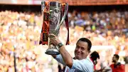 Acun Ilıcalı, Hull City'nin Premier Lig'e Yükselişinin Ardından Wembley'de Kupa Kaldırdı