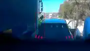 Çeşme'de Jandarma Personeli Tır ile Otomobil Arasında Sıkıştı: Ölümden Döndü