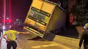 Küçükçekmece'de Yokuş Çıkan Tır Geri Kayarak Sitenin Çitlerine Çarptı