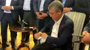 Özgür Özel'e Tebliğ Edilen Mutlak Butlan Kararı Belgesini Yırttı