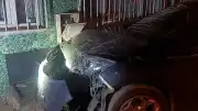 Bursa'da Alkollü Sürücünün Çarptığı Otomobil Doğal Gaz Kutusunda Hasara Yol Açtı: Binalar Tahliye Edildi