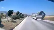 Hatay'da Fırtına Nedeniyle TIR'dan Konteyner Düştü, O Anlar Kamerada