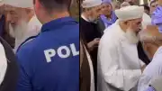 Şanlıurfa'da Cami İçinde El Öpme Tartışması: Polis Memurunun Sıradaki Yeri Tepki Çekti