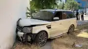 Elazığ'da kontrolden çıkan cip kaldırıma çıktı: 2 yaralı
