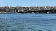 Haliç'te Tur Teknesi Köprü Ayağına Çarptı: Denize Düşen Personel İçin Arama Çalışmaları Başlatıldı