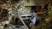 Kocaeli Gölcük'te Otomobil Apartman Boşluğuna Devrildi: 2 Yaralı