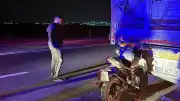 Hatay'da Emniyet Şeridinde Durduğu İddia Edilen TIR'a Arkadan Çarpan Motosiklet Sürücüsü Ağır Yaralandı