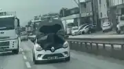 Seyir Halindeki Araçta Tehlikeli Tamirat: Trafikte İlginç Anlar