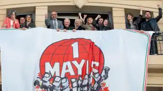 İstanbul Barosu'na 1 Mayıs Pankartı Asıldı: 'Halkın Ekmeğidir Adalet'