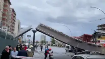 Ankara'da Üst Geçide Çarpan Kamyon Yıkıldı: 3 Yaralı