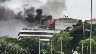 Beyoğlu'nda 5 Katlı Binada Yangın: Ekipler Müdahale Ediyor