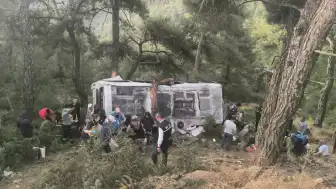İzmir Bayındır'da Tarım İşçilerini Taşıyan Minibüs Şarampole Devrildi: 22 Yaralı