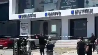 Avcılar'da E-5 Yan Yolunda Araç Takla Attı: Sürücü Kurtarıldı