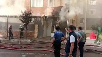 Kocaeli'de Yumurta Dükkanında Çıkan Yangın İş Makinesiyle Söndürüldü