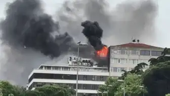 Beyoğlu'nda 5 Katlı Binanın Çatı Katında Yangın Çıktı
