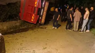 Giresun'da Yaş Çay Yüklü Kamyon Devrildi: Maddi Hasar Meydana Geldi