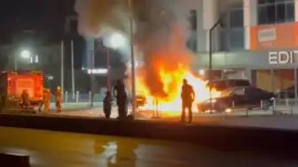 Bakırköy'de 4 otomobil alevlere teslim oldu: Yaklaşık 50 milyon TL hasar