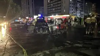 Esenyurt'ta otomobil ile motosikletin çarpışması sonucu yangın çıktı: 2 yaralı