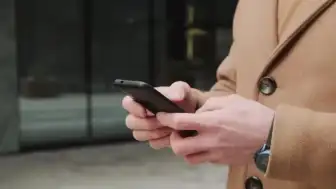Taliban'dan Kamu Kurumları ve Okullara Akıllı Telefon Yasağı