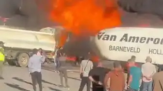 Hatay'da Yük Boşaltan TIR'larda Yangın Söndürüldü