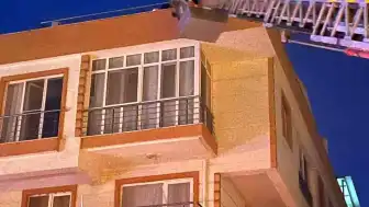 Lapseki'de Apartman Yangını: Çatıda Mahsur Kalan 4 Kişi Kurtarıldı, 6 Kişi Dumandan Etkilendi