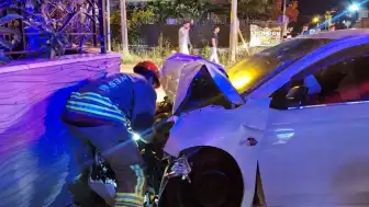 Hatay'da Duvara Çarpan Otomobilde 2 Yaralı