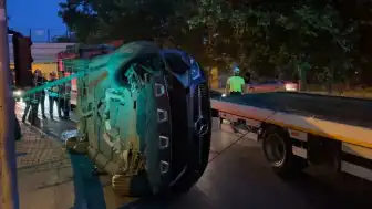 Bakırköy'de Trafik Kazası: Kontrolden Çıkan Otomobil Devrildi