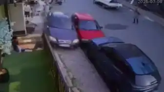 İstanbul Arnavutköy'de Kontrolden Çıkan Araç Bebek Arabası ve Vatandaşa Çarptı