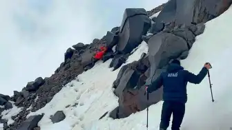 Ağrı Dağı'ndaki Zorlu Operasyon Tamamlandı: Kayıp Dağcının Cenazesi İndirildi