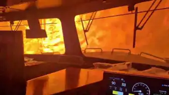 Kanada'da Orman Yangını Freight Train'i Kuşattı