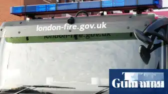 Londra'nın Doğu Bölgesinde Demiryolu Hattında Büyük Yangın: 100'den Fazla İtfaiyeci Müdahale Ediyor