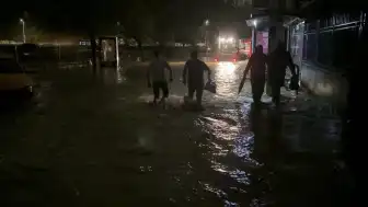 İstanbul Ayazağa'da Şiddetli Sağanak Hayatı Felç Etti: Su Baskınları ve Elektrik Kesintisi Yaşandı