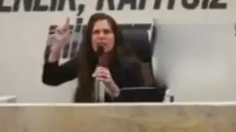 Çeşme Belediye Meclisi'nde Lâl Denizli ve Eda Tavaz Arasında Gergin Tartışma: "Senin Ağzını Yerim Ben!"