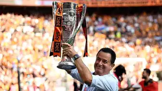 Acun Ilıcalı, Hull City'nin Premier Lig'e Yükselişinin Ardından Wembley'de Kupa Kaldırdı