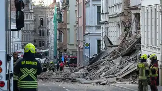 Almanya'da Tarihi Bina Çöktü: 3 Kişi Enkaz Altında Aranıyor