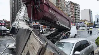 Ankara'da Damperi Açık Tır Üst Geçide Çarptı: 3 Yaralı