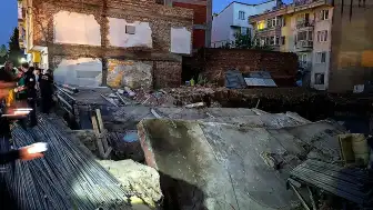 Balıkesir'de Temel Kazısı Sırasında 3 Katlı Bina Yıkıldı
