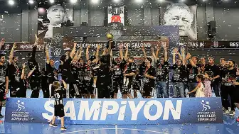 Beşiktaş Hentbol Takımı Şampiyonluğunu Kutladı, İki Oyuncu Veda Etti