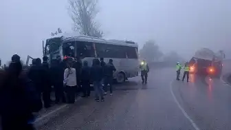 Bolu'da Tanker ve Yolcu Minibüsü Çarpıştı: 3 Ağır Yaralı