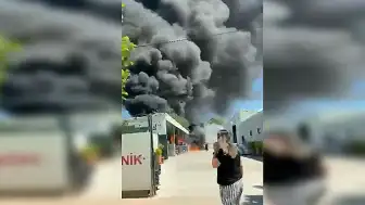 Bursa'da Bir İş Yerinde Yangın: Siyah Duman Gökyüzünü Kapladı