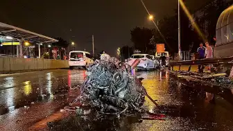 Bursa'da Trafik Kazası: 1'i Ağır 2 Yaralı, Otomobilin Motoru Koptu