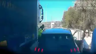 Çeşme'de Güvenlik Önlemi Alan Uzman Çavuşa TIR Çarptı: 1 Yaralı