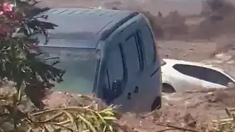 Doğu Akdeniz'de Şiddetli Sağanak: Hatay'da Caddeler Sular Altında Kaldı, Araçlar Zarar Gördü