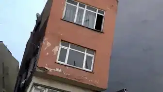 Erdek'te İnşaat Kazısı Nedeniyle 2 Katlı Bina Yıkıldı