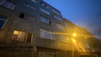 Fatih'te Cam Silen Kadın Apartman Boşluğuna Düşerek Hayatını Kaybetti