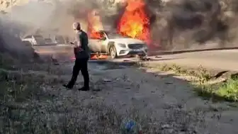Gaziantep'te Seyir Halindeki Lüks Otomobil Yangında Küle Döndü